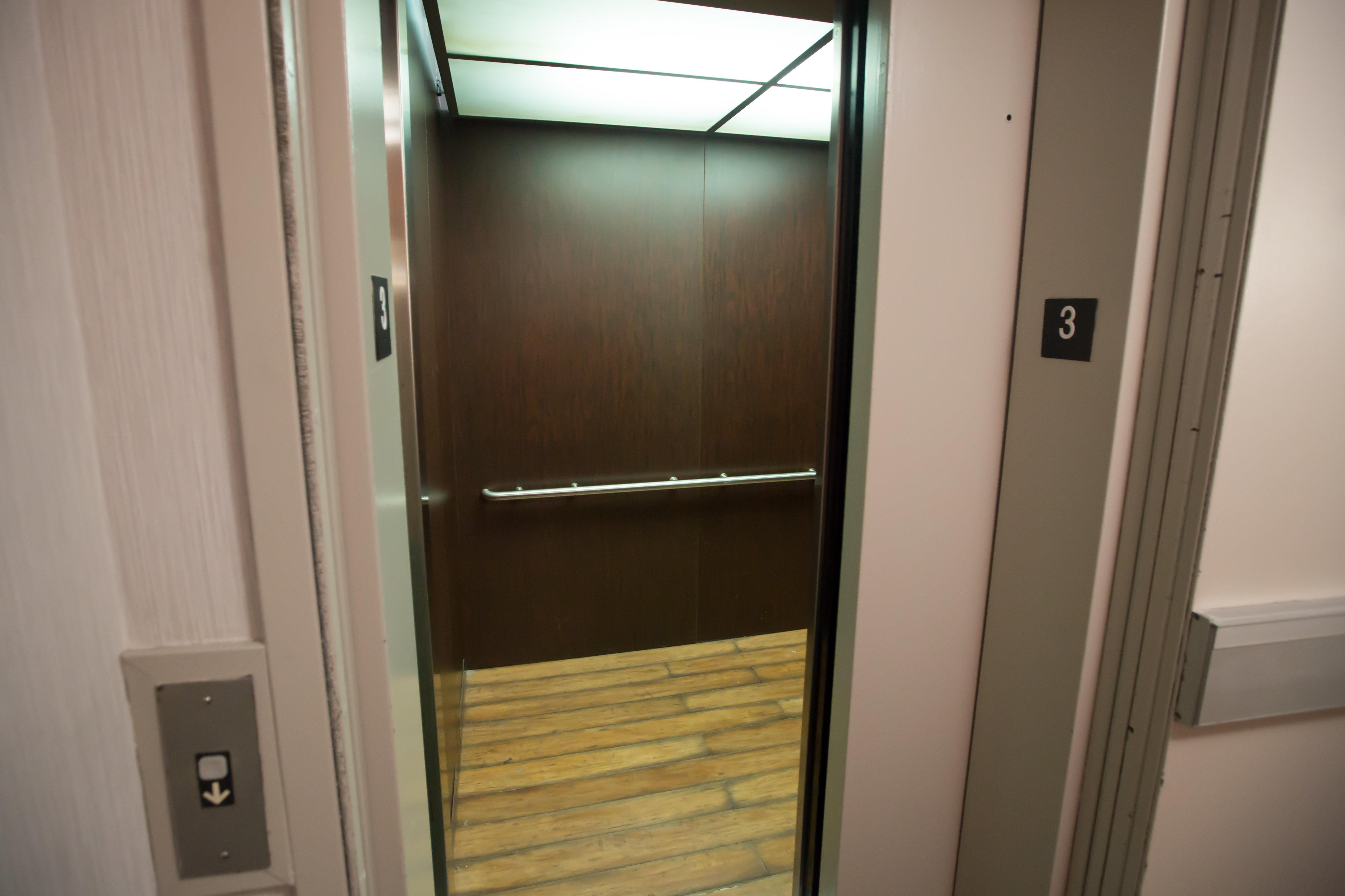Holiday Inn Express Hotel & Suites Madison By Ihg Extérieur photo