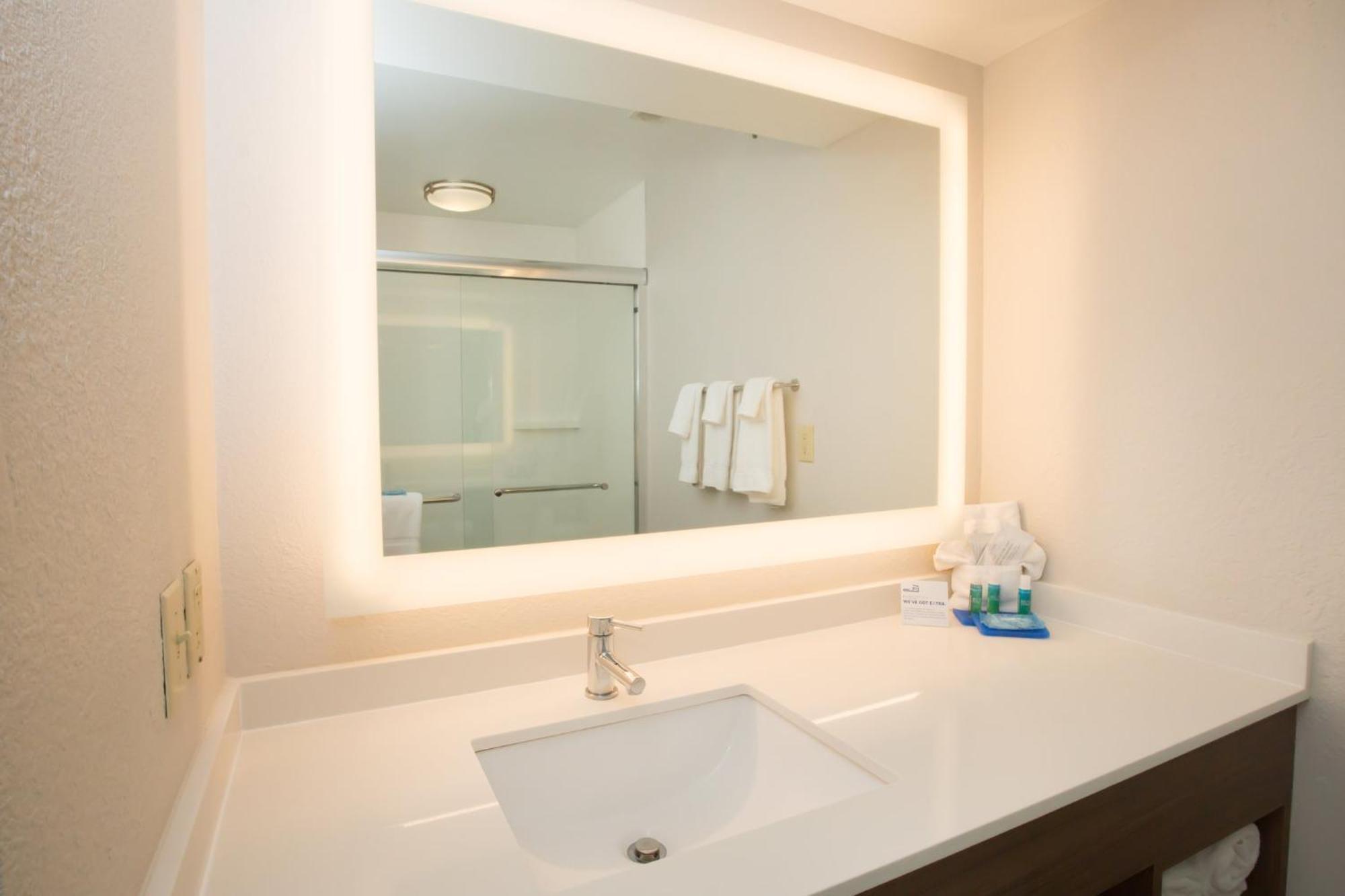 Holiday Inn Express Hotel & Suites Madison By Ihg Extérieur photo